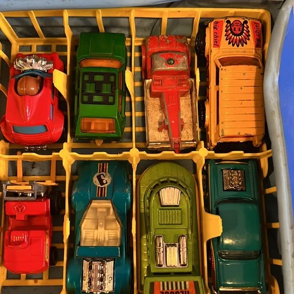 Vintage’60’s ‘70’s Lesney Matchbox case plus cars